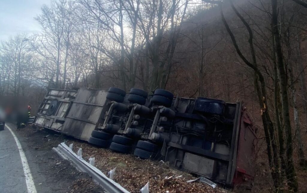 Un camion cu porci s-a răsturnat pe DN1 Cluj-Oradea, în Negreni