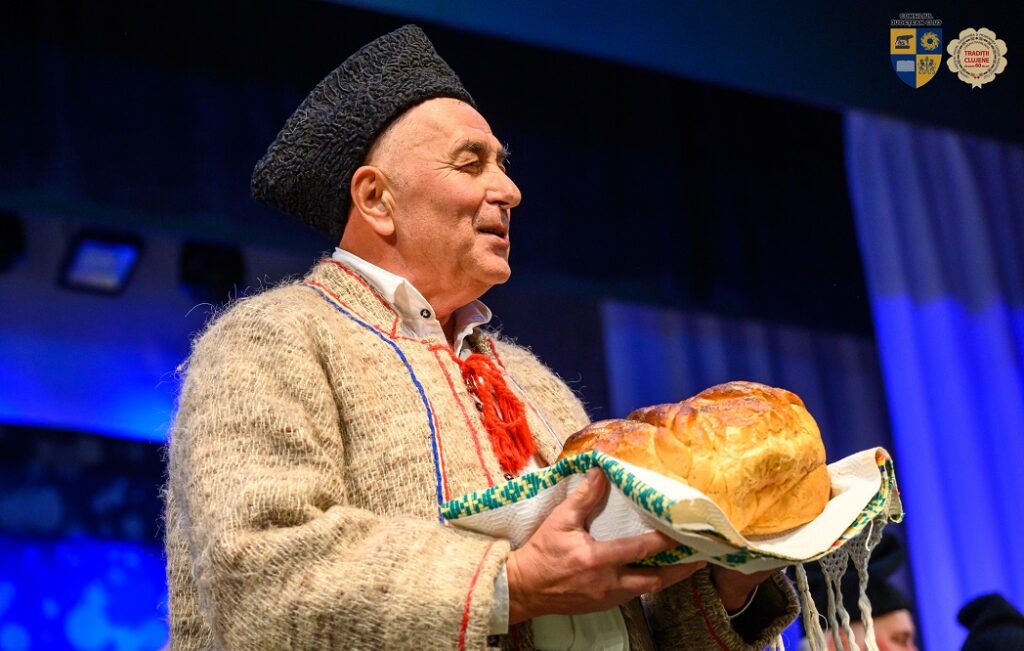 De Crăciun, colacul reprezintă simbolic dorința fiecărui gospodar de a avea roade bogate, înmulțirea vitelor și sănătate