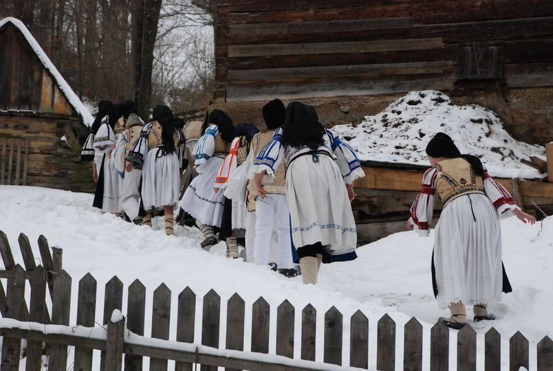 În Ajunul Crăciunului porneau la colindat „pițărăii”, care purtau un băț de alun, numit „colindeț”