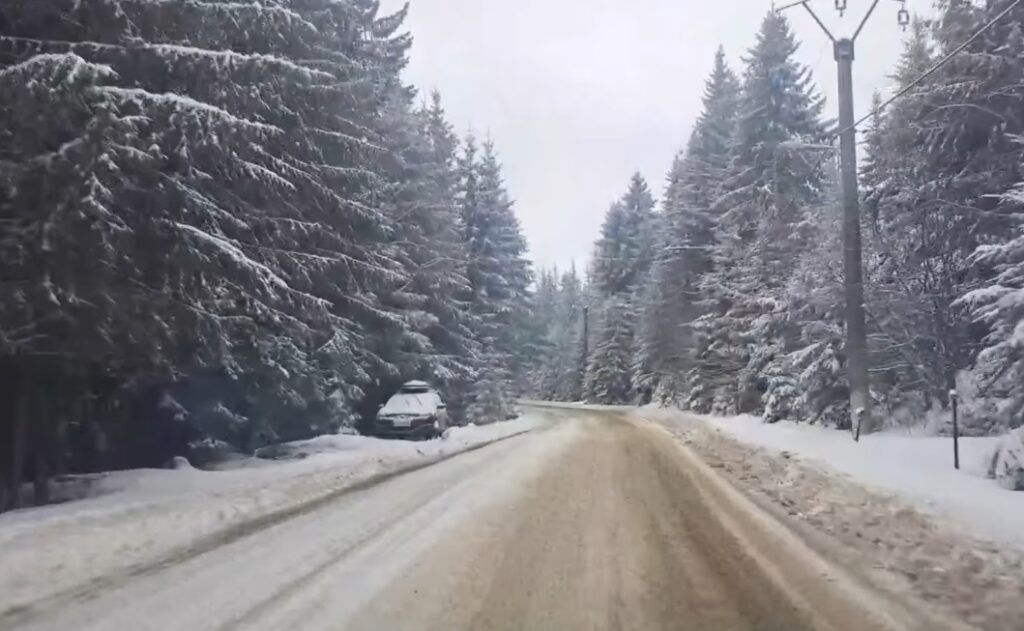 Se circulă greoi spre Băișoara! Drumul este înzăpezit! Se pare că drumarii au intrat în vacanța de Crăciun