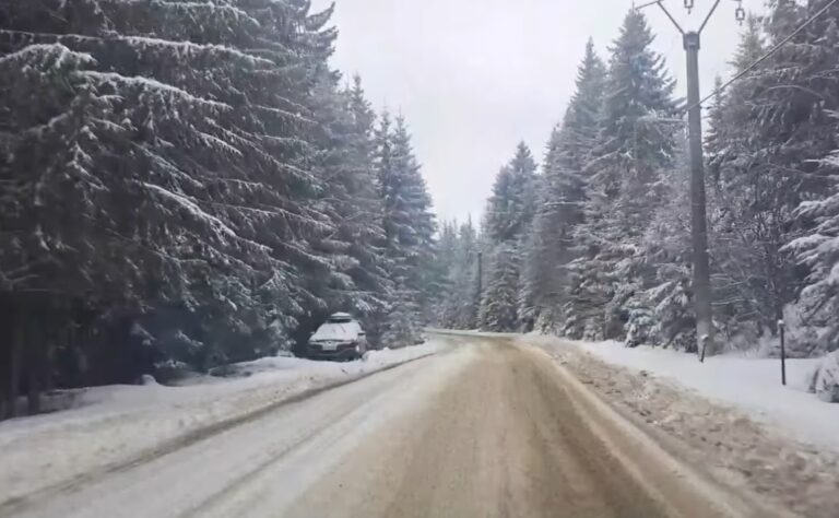 Se circulă greoi spre Băișoara! Drumul este înzăpezit! Se pare că drumarii au intrat în vacanța de Crăciun