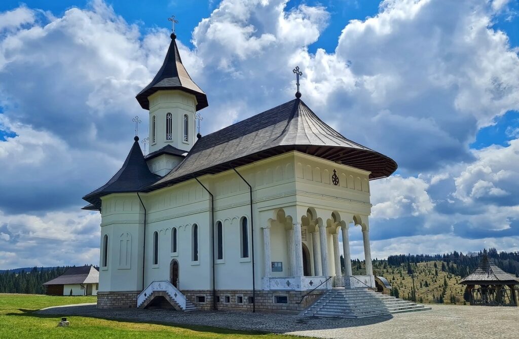 O mănăstire din Apuseni, județul Cluj, a fost prădată de hoți! Hoții au furat artefacte din metale prețioase