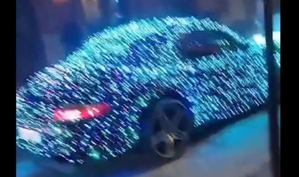 Un bărbat și-a împodobit mașina de lux cu 14.000 de luminițe de Crăciun