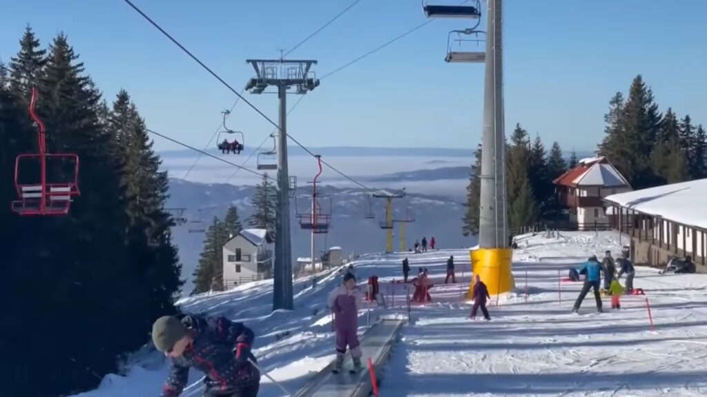 Vești bune din Parâng! Intră în funcțiune telescaunul vechi, telescaunul nou, banda pentru copii, teleschiul și babyski-ul de pe pârtia A