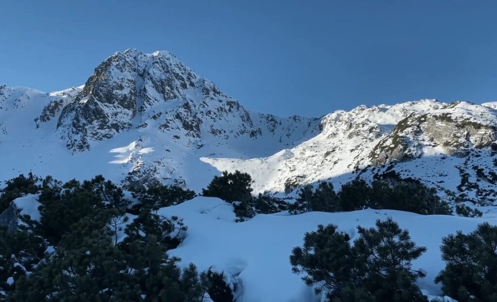 Lacul Pietrele, lac glaciar format în timpul perioadei glaciare, când ghețarii au sculptat adâncituri în rocile dure ale Retezatului