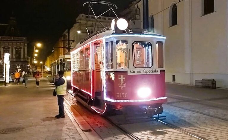 Tramvaiul de epocă, împodobit special pentru sărbători, va circula în Oradea, în 25 și 26 decembrie