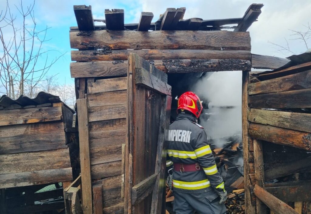 O anexă gospodărească a fost cuprinsă de flăcări în Petrești, Sebeș
