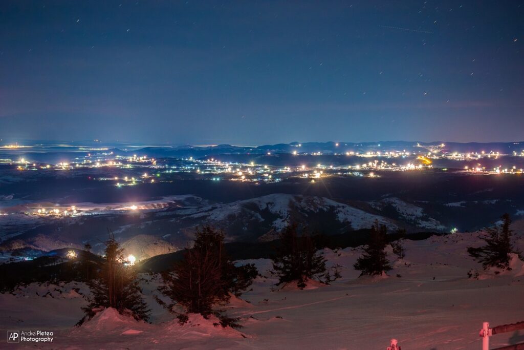 Cum s-a văzut trecerea dintre ani de pe Vlădeasa? Mii de artificii au luminat văile din zonele Huedin și Cluj!
