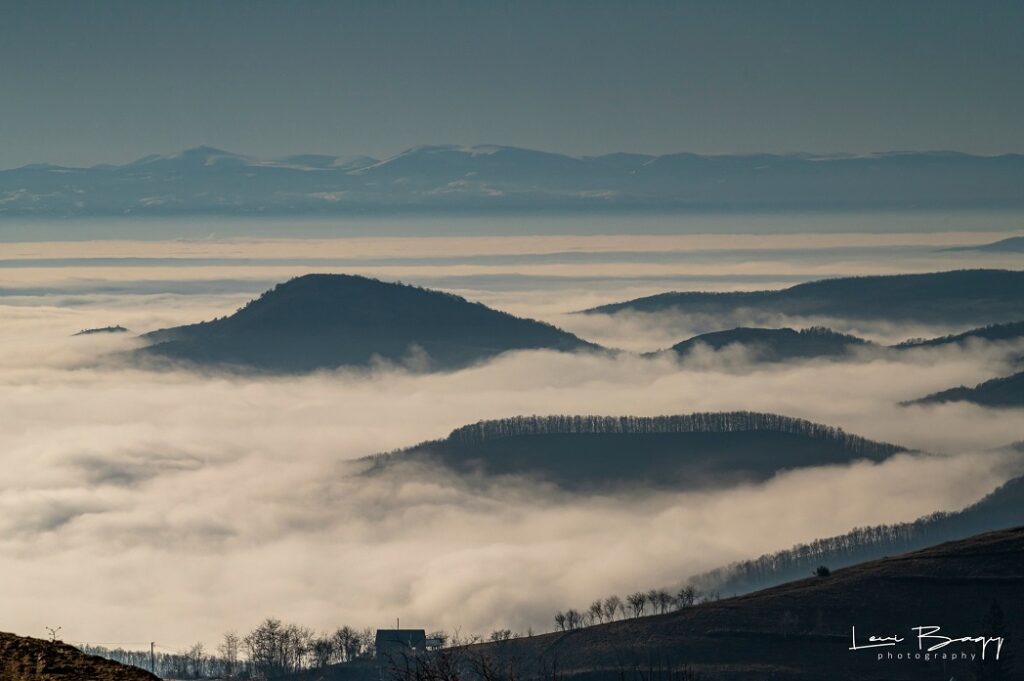 Marea alpină din Apuseni, cu valuri de ceață, la Valea Mănăstirii (FOTO) Peisajele din gerar sunt unice!