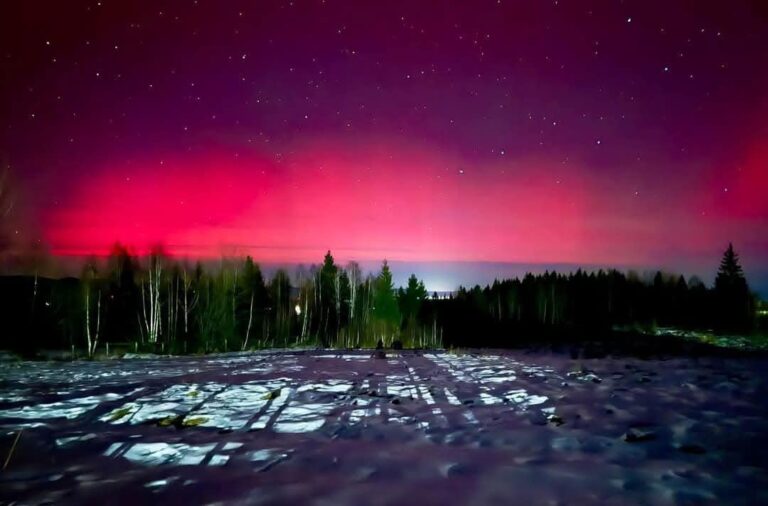 România a început anul cu o aurora boreală superbă. Cerul din Apuseni era verde-roz-violet la -9° și pietrele au „înghețat” de frig