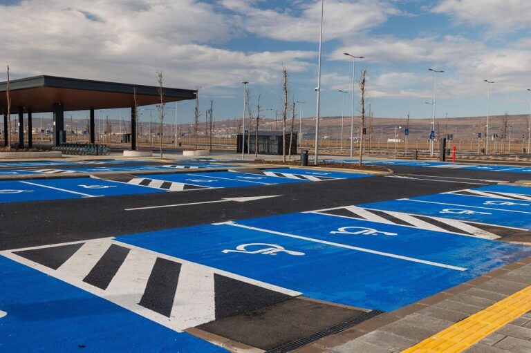 A fost inaugurat cel mai mare parking public din Cluj, de 889 locuri de parcare. Emil Boc: „Sistemul Park & Ride este gândit astfel încât să încurajăm utilizarea transportului în comun”