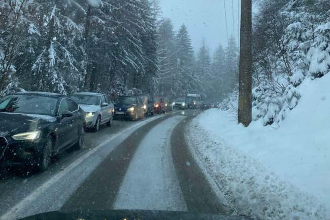 Trafic greoi spre stațiunile Arieșeni și Vârtop. Turist: „Am plecat din Alba Iulia la 8 dimineața, iar acum, la prânz, încă nu am ajuns la Vârtop!”