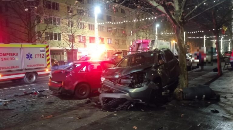 Accident cu patru mașini implicate pe strada Horea din Cluj-Napoca. Zona arată ca după război!