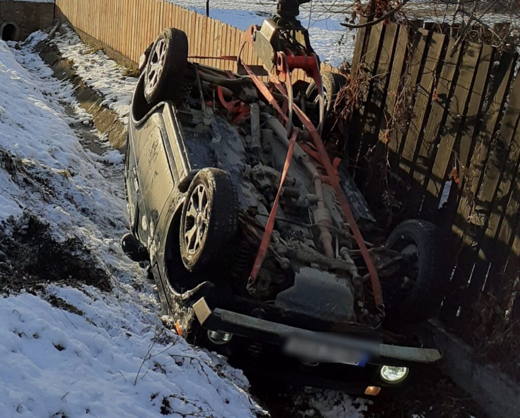 O mașină s-a răsturnat într-un șanț, în localitatea Vânători, Ciucea. Un bărbat și o femeie au fost evaluați de paramedicii SMURD!