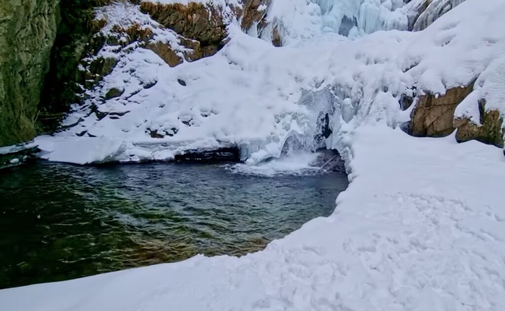 Comoara secretă din Retezat care îți taie respirația! Cascada de 34 de metri unde aventura îngheață la propriu!
