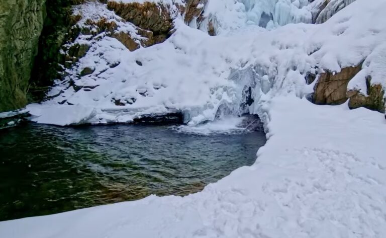 Comoara secretă din Retezat care îți taie respirația! Cascada de 34 de metri unde aventura îngheață la propriu!