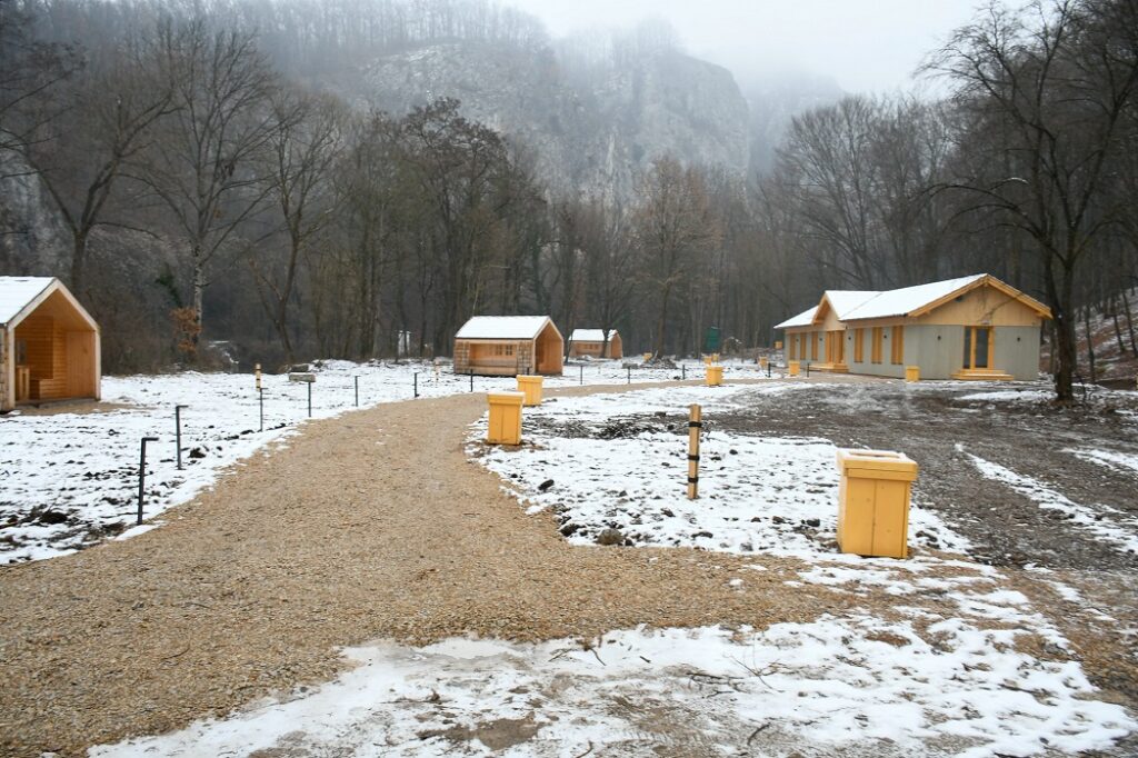 Noile campinguri din Vadu Crișului, Șuncuiuș, Bratca și Dobrești sunt aproape finalizate. Mălan: Iubitorii de natură vor avea condiții civilizate!