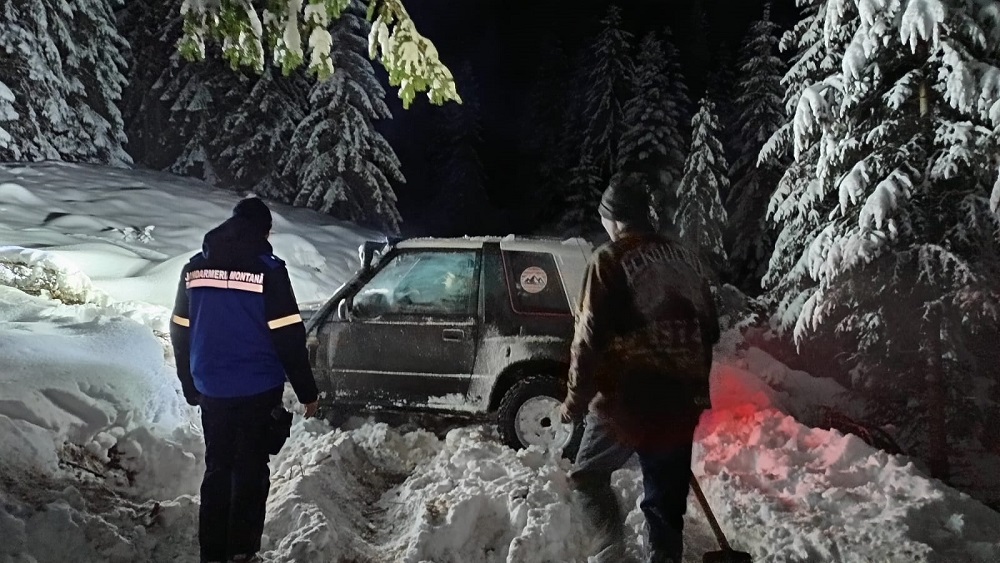 Două persoane au rămas înzăpezite cu mașina în Mătișești, Apuseni. Jandarmii i-au salvat și le-au deblocat mașina!
