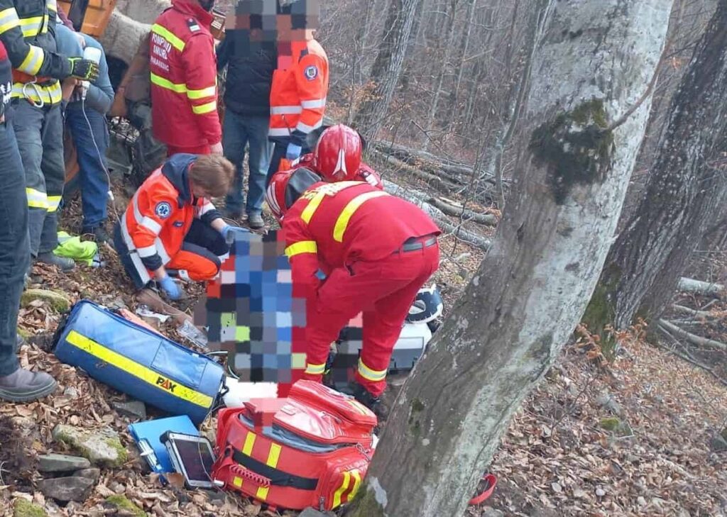 Un bărbat a ajuns în stare gravă, după ce a fost prins sub un tractor în Bucium