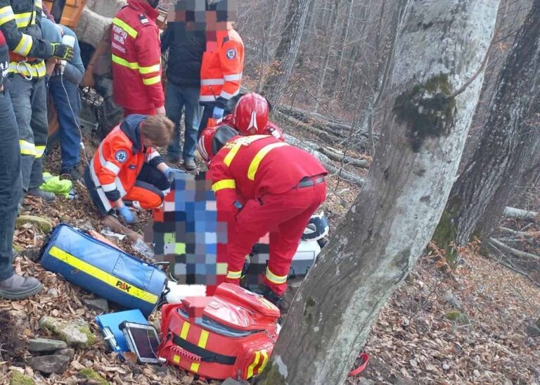 Un bărbat a ajuns în stare gravă, după ce a fost prins sub un tractor în Bucium