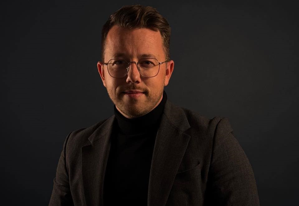 Alex Dîlv, ce faci, dom’le? De șapte luni te întrebăm și nimic. Ne mai răspunzi sau tot pe silent e telefonul carierei tale?