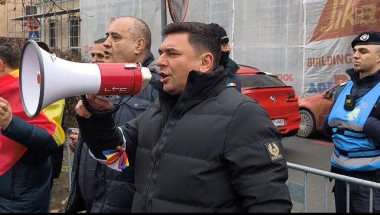 AUR Bihor: Zeci de mii de români protestează acum în întreaga țară împotriva abuzurilor regimului Iohannis – Ciolacu!