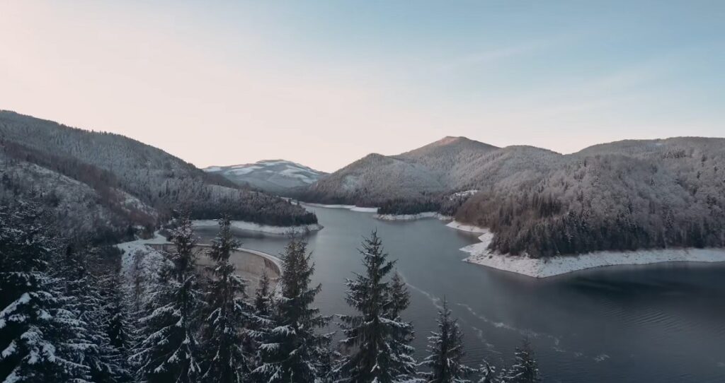 Perla Vlădesei dintre Bihor și Cluj, barajul Drăgan Floroiu, crează o atmosferă feerică iarna, în gerar