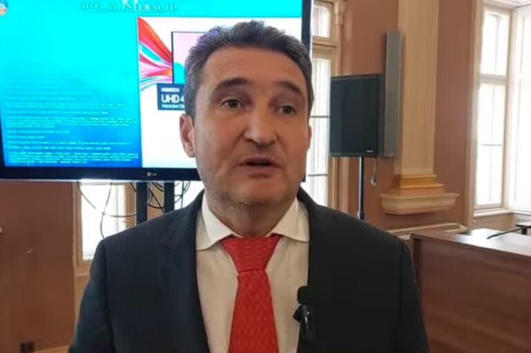 Echipamente IT pentru a zeci de unități de învățământ preuniversitar din Arad