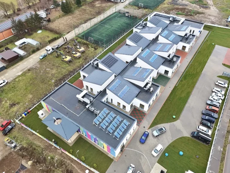 Cea mai mare creșă construită în toată istoria Oradiei a fost inaugurată în cartierul Nufărul. Creșa include dormitoare, grupuri sanitare, un cabinet medical și o sală de mese!