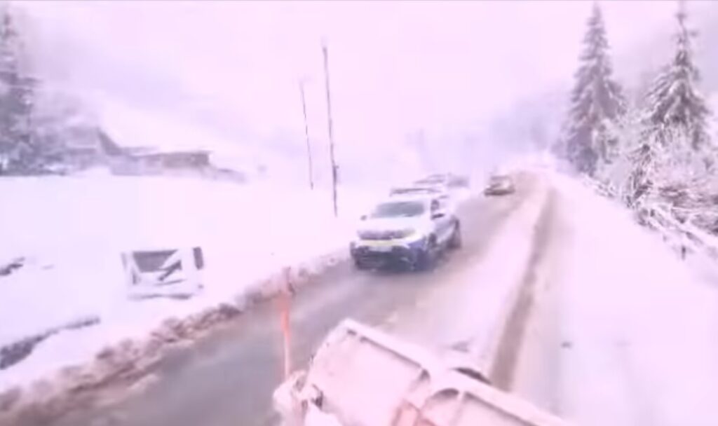 Se circulă greu pe DN75, Valea Arieșului, cu viteză mică iar drumarii fac față cu greu zăpezii de pe drum