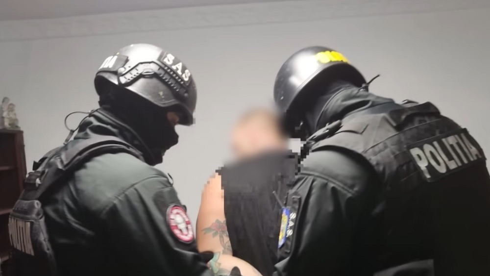 Percheziții în Hunedoara la o grupare de interlopi români care clonau cardurile de combustibil la benzinăriile din Belgia