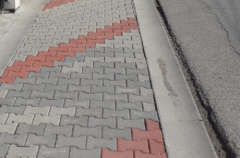 Se modernizează trotuarele și stațiile de autobuz din Frumușeni
