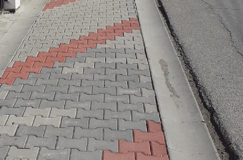 Se modernizează trotuarele și stațiile de autobuz din Frumușeni