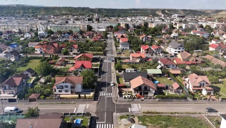 Coridoarele de mobilitate urbană vest, est și centru  din Turda sunt aproape finalizate! Matei: „Trotuare largi, piste de biciclete și stații moderne ne aduc mai aproape de un oraș accesibil!”