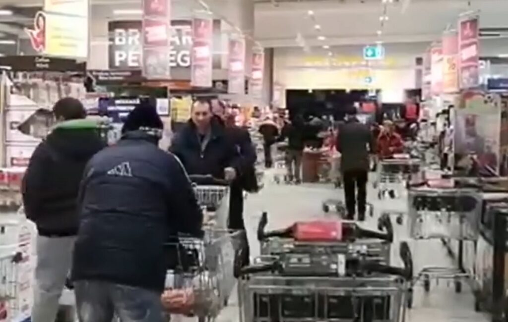 Tot mai mulți maghiari vin la cumpărături în Oradea și Arad pentru că e mai ieftin. Este efectul Schengen după închiderea vămilor