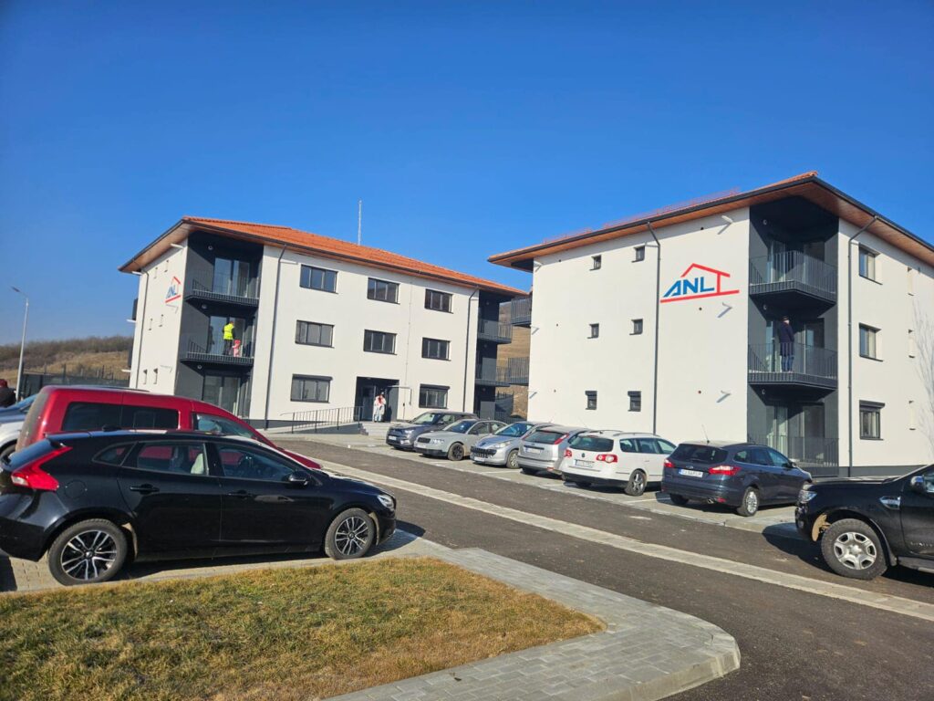 Două blocuri ANL din cea mai bogată comună a Ardealului vor fi casă pentru 22 de familii tinere. Pojar: „Aceste locuințe sunt spații în care se vor clădi familii, vise și speranțe”