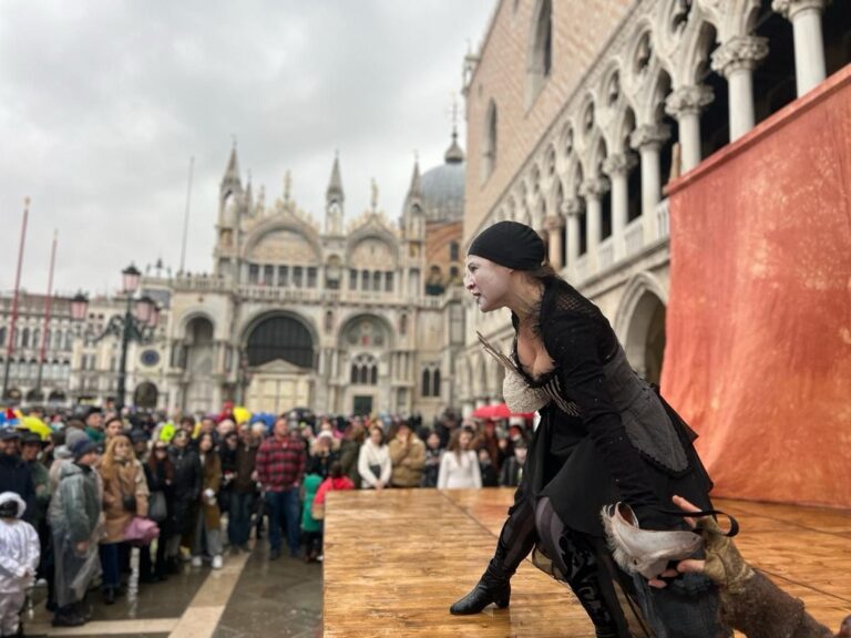 Actoria română, la mare căutare în Europa: Teatrul din Turda, în închiderea Carnavalului de la Veneția!
