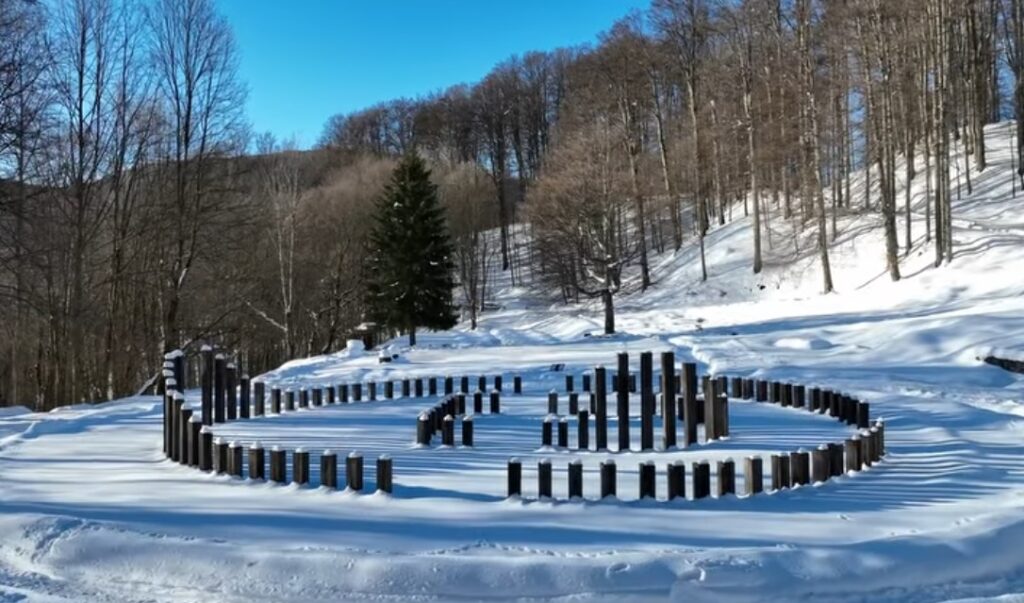 Sarmizegetusa Regia, sub mantia albă a zăpezii, fosta capitală a dacilor devine un peisaj de poveste, liniște și mister