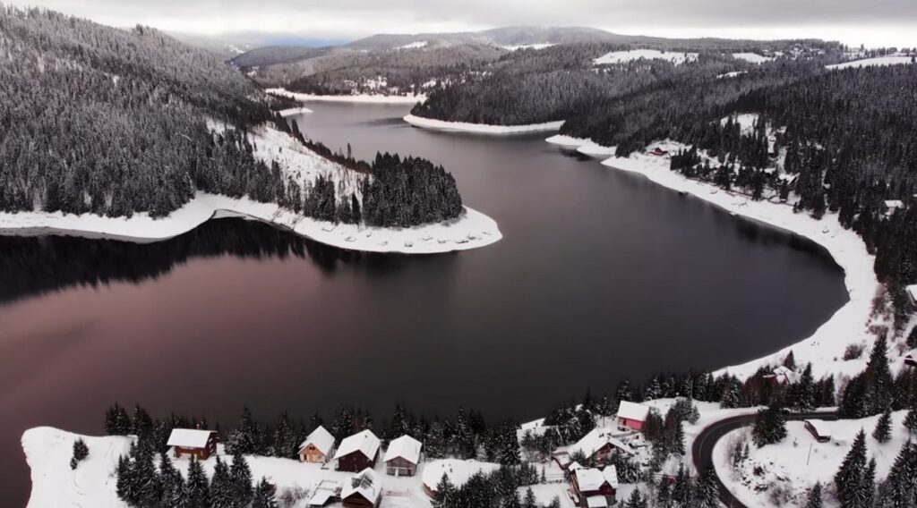 Beliș-Fântânele, lacul cu apa întunecată are o taină greu de explicat: În nopțile fără lună, clopote se aud răsunând din adâncuri!