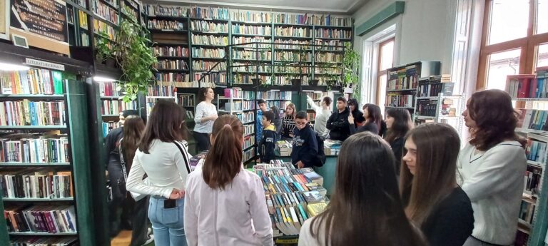 În plină epocă a internetului, toți mai mulți locuitori din Alba Iulia merg la bibliotecă