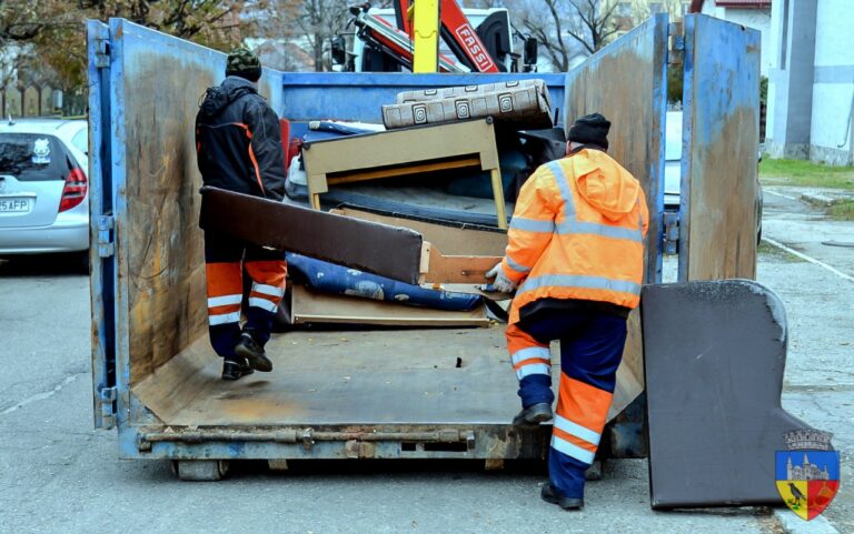 Unde pot arunca hunedorenii mobila veche sau salteaua stricată? Supercom are răspunsul!