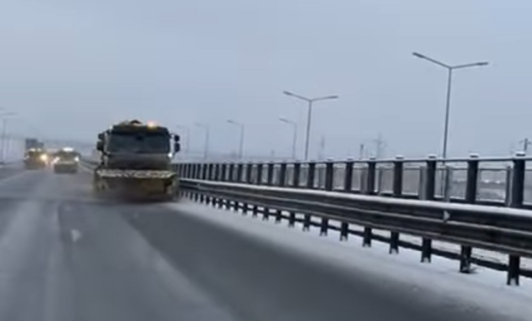 Se acționează cu utilajele de deszăpezire și cu material antiderapant pe A3, nod rutier Turda