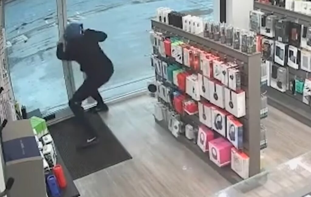 O tânără din Alba Iulia a fost reținută pentru că a furat trei telefoane dintr-un magazin din Alba Iulia