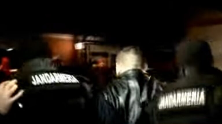 Patru arădeni s-au bătut ca-n filme în fața unui local din zona UTA. Cei 4 bărbați au fost retinuți de polițiștii !