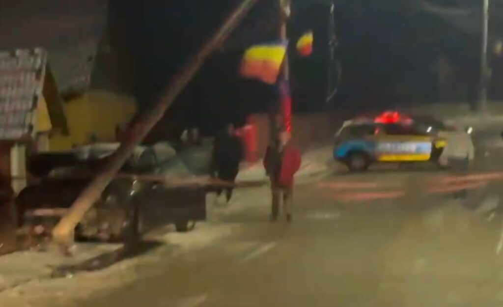 O mașină a intrat într-un stâlp de curent în Aiudul de Sus