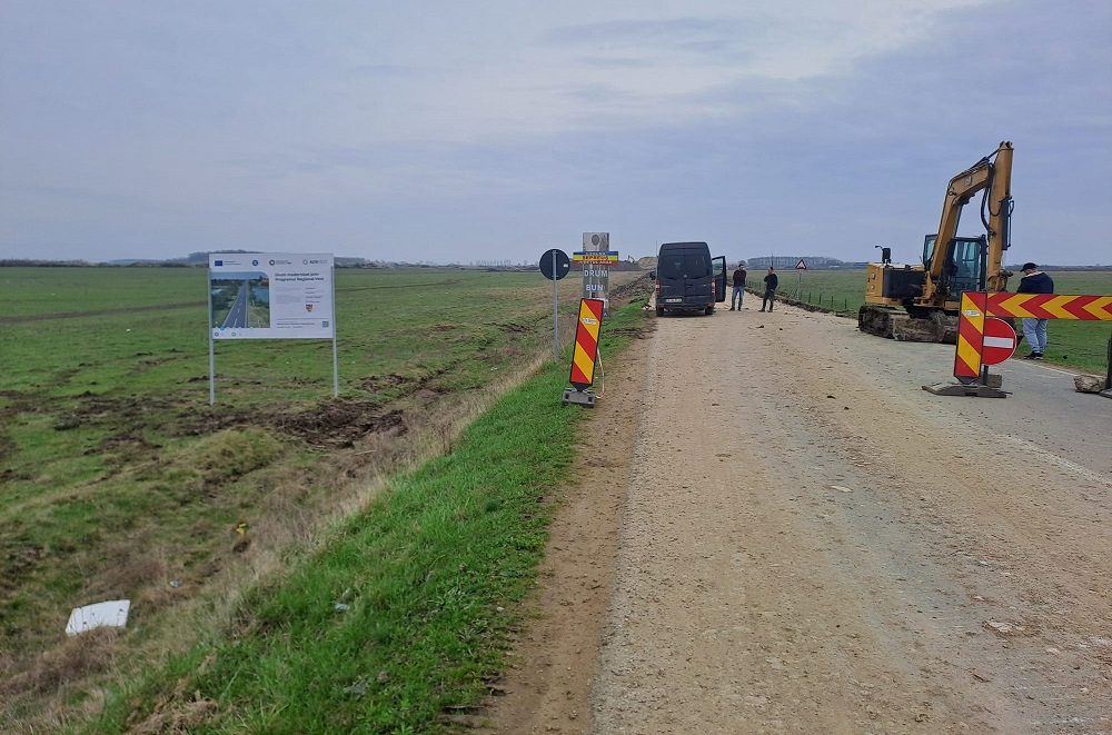 Se muncește pe cei 60 de km de drum din nordul Aradului: Utilajele sunt pe traseu! Nu se pierde vremea în nicio zi!
