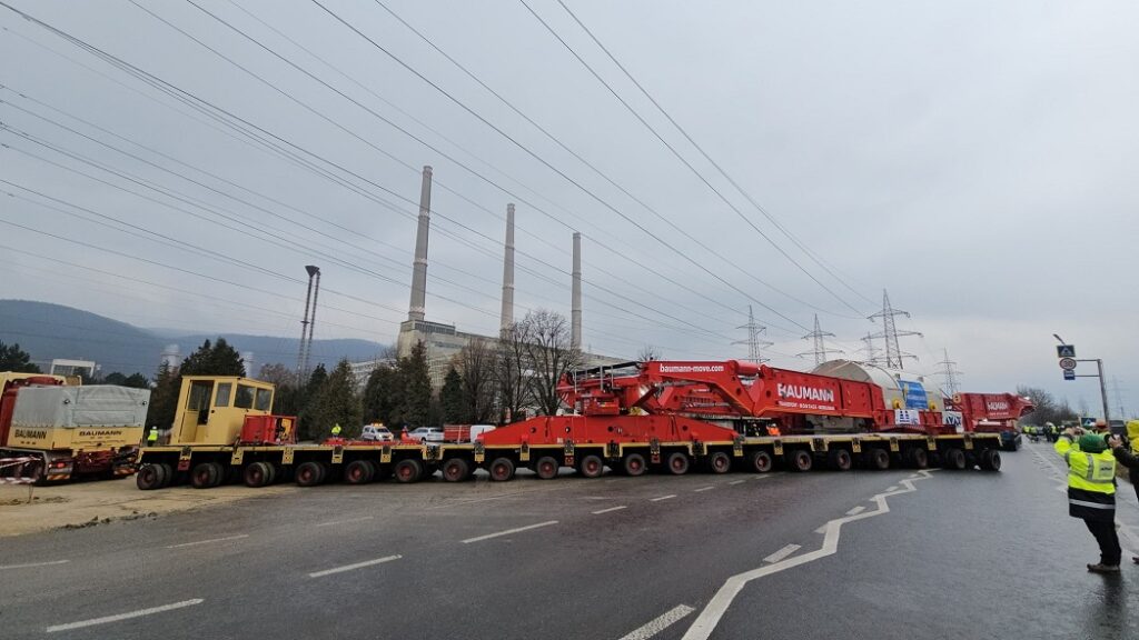 Primul transport cu dimensiuni record pe drumurile din România a ajuns la Termocentrala Mintia