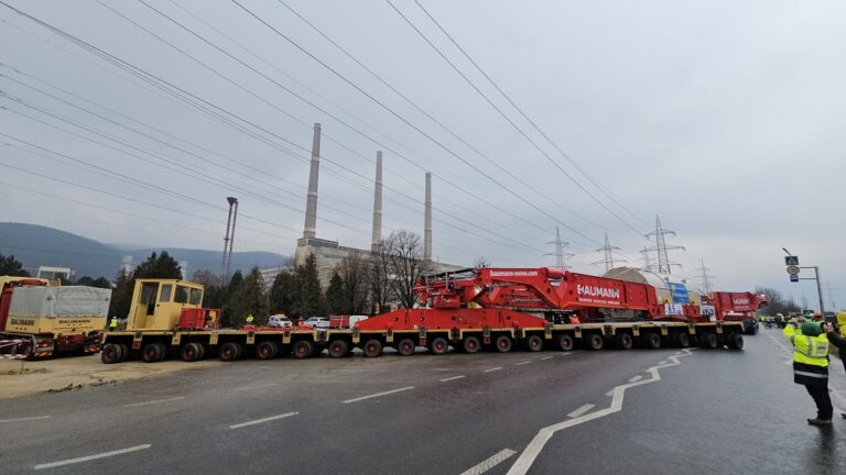 Primul transport cu dimensiuni record pe drumurile din România a ajuns la Termocentrala Mintia