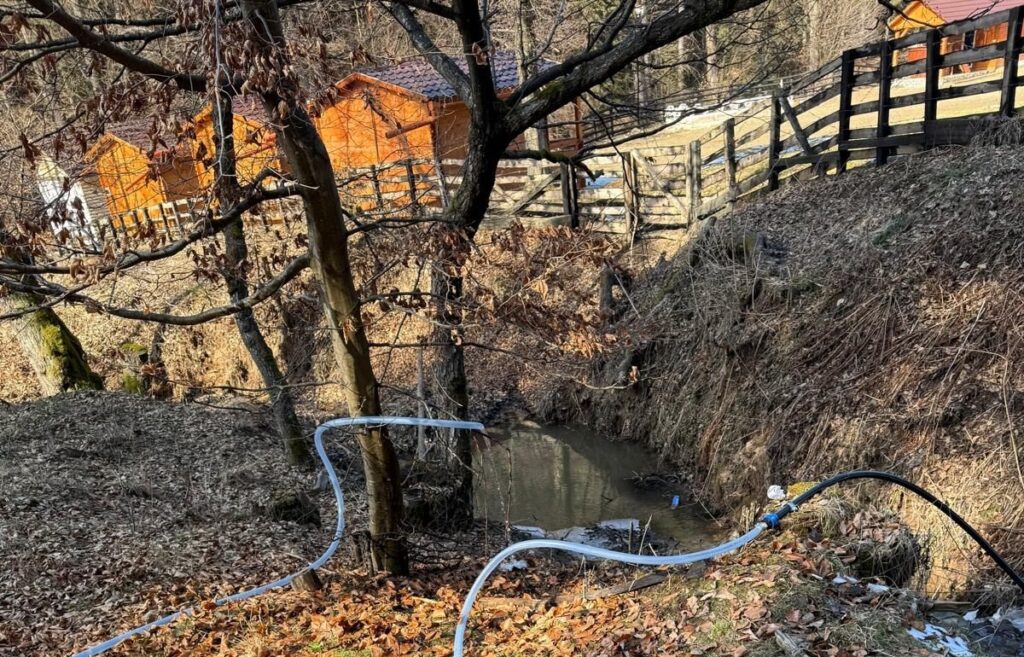 Locuitorii din Almașu Mare se pot aproviziona cu apă de la izvorul Valea Lungă direct de pe drum