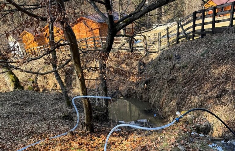 Locuitorii din Almașu Mare se pot aproviziona cu apă de la izvorul Valea Lungă direct de pe drum